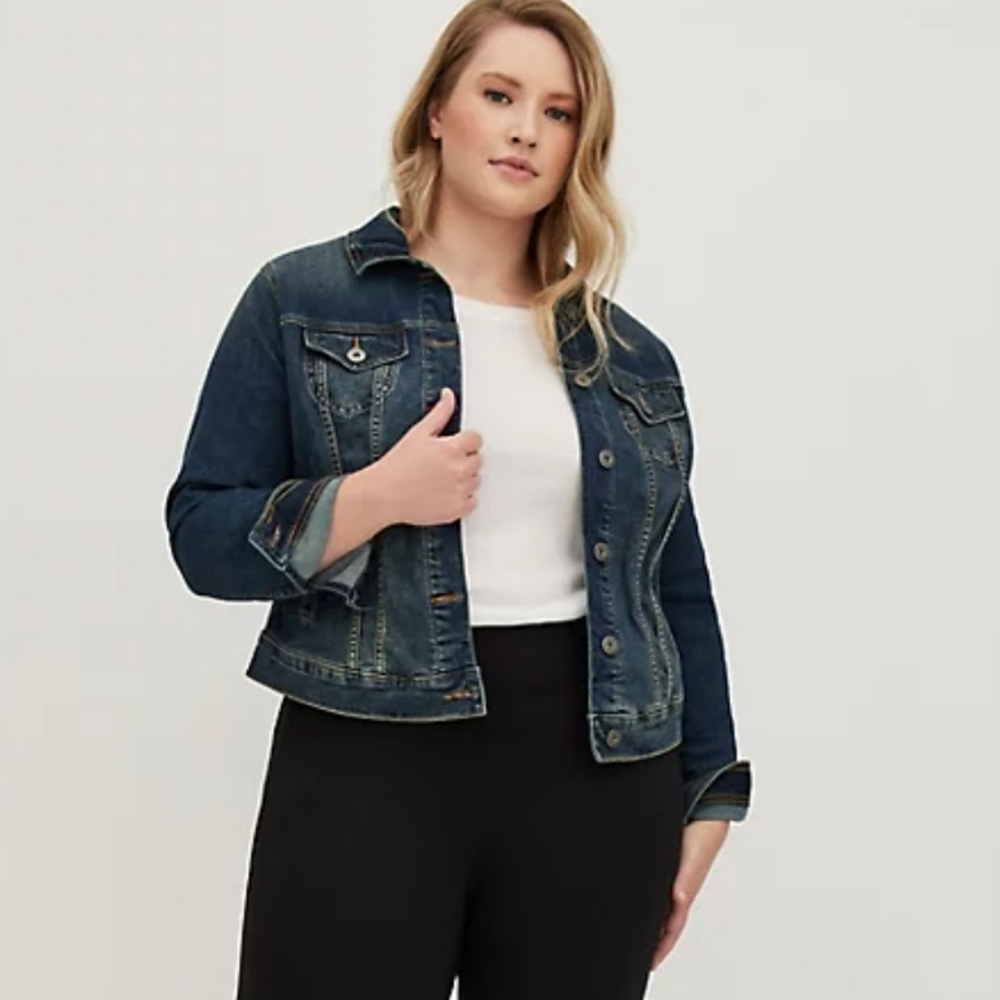 Torrid  Plus Size 6X  Medium Wash, Trucker Denim Jean Jacket, NWOT, Trendy Fash